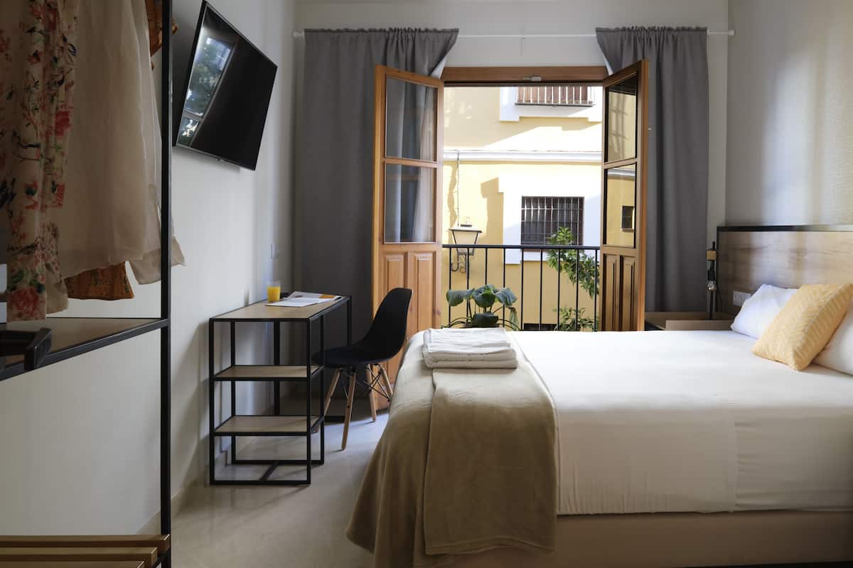 Kamer, 1 twee- of 2 eenpersoonsbedden, balkon | Hypoallergeen beddengoed, een kluis op de kamer, een bureau