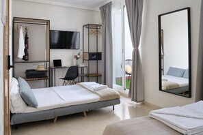 Ropa de cama hipoalergénica y caja de seguridad en la habitación 