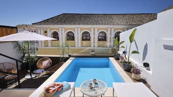 Piscina externa sazonal, funciona das 11h às 21h, espreguiçadeiras