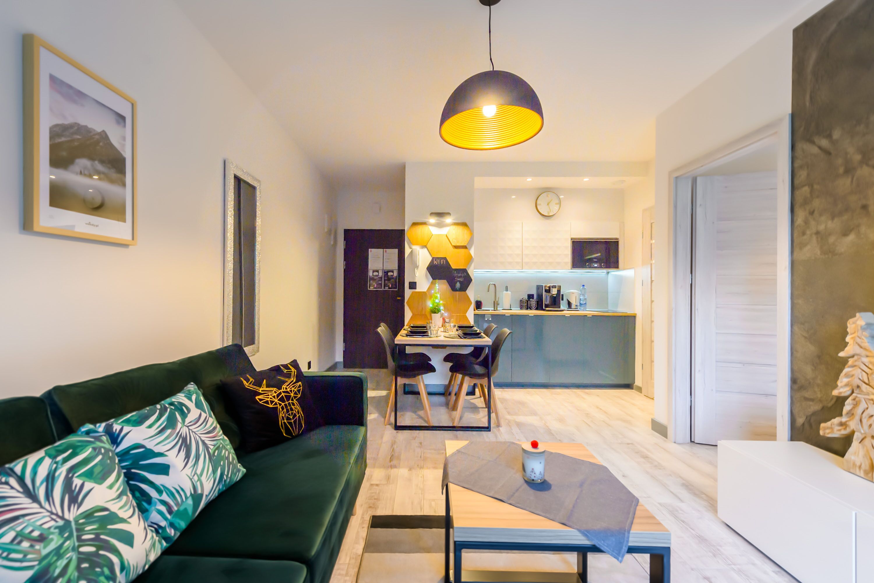 Una televisión de pantalla plana