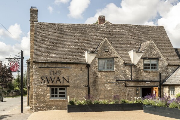 A stone building with a sign reading "The Swan." - The Swan Inn (Chipping Norton)