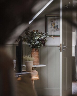 Habitación Signature | Zona de estar | Una televisión de pantalla plana