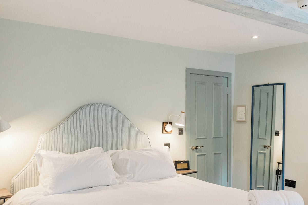 Double Room, 1 King Bed, Bathtub | WiFi (free), bed sheets
