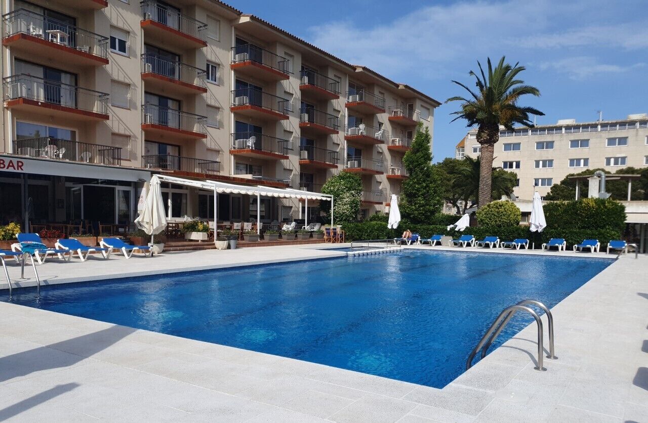 Seasonal outdoor pool, pool umbrellas, sun loungers