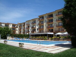 Seasonal outdoor pool, pool umbrellas, sun loungers