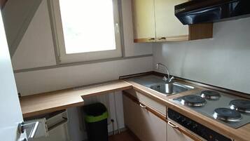 Refrigerador, microondas, parrilla de estufa y cafetera y tetera