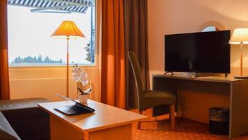 Habitación triple | Zona de estar | Una televisión de pantalla plana