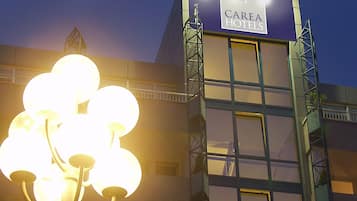 Vista frontal de la propiedad por la tarde o noche