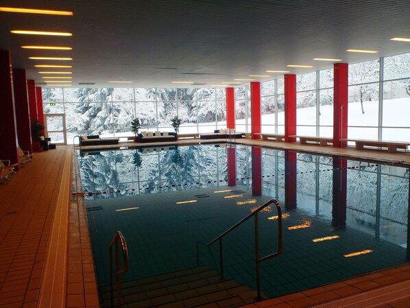 Indoor pool, open 3:00 PM to 7:00 PM, pool loungers - Carea Residenz Hotel Harzhöhe (Goslar)