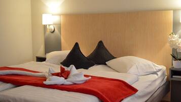 Comfort-værelse med dobbeltseng eller 2 enkeltsenge - balkon | Skrivebord, mørklægningsgardiner, lydisolering, gratis baby-/barnesenge