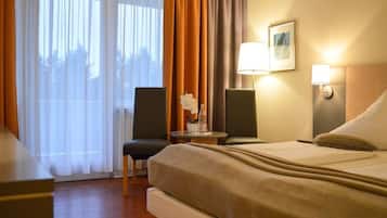 Escritorio, cortinas blackout y sistema de insonorización