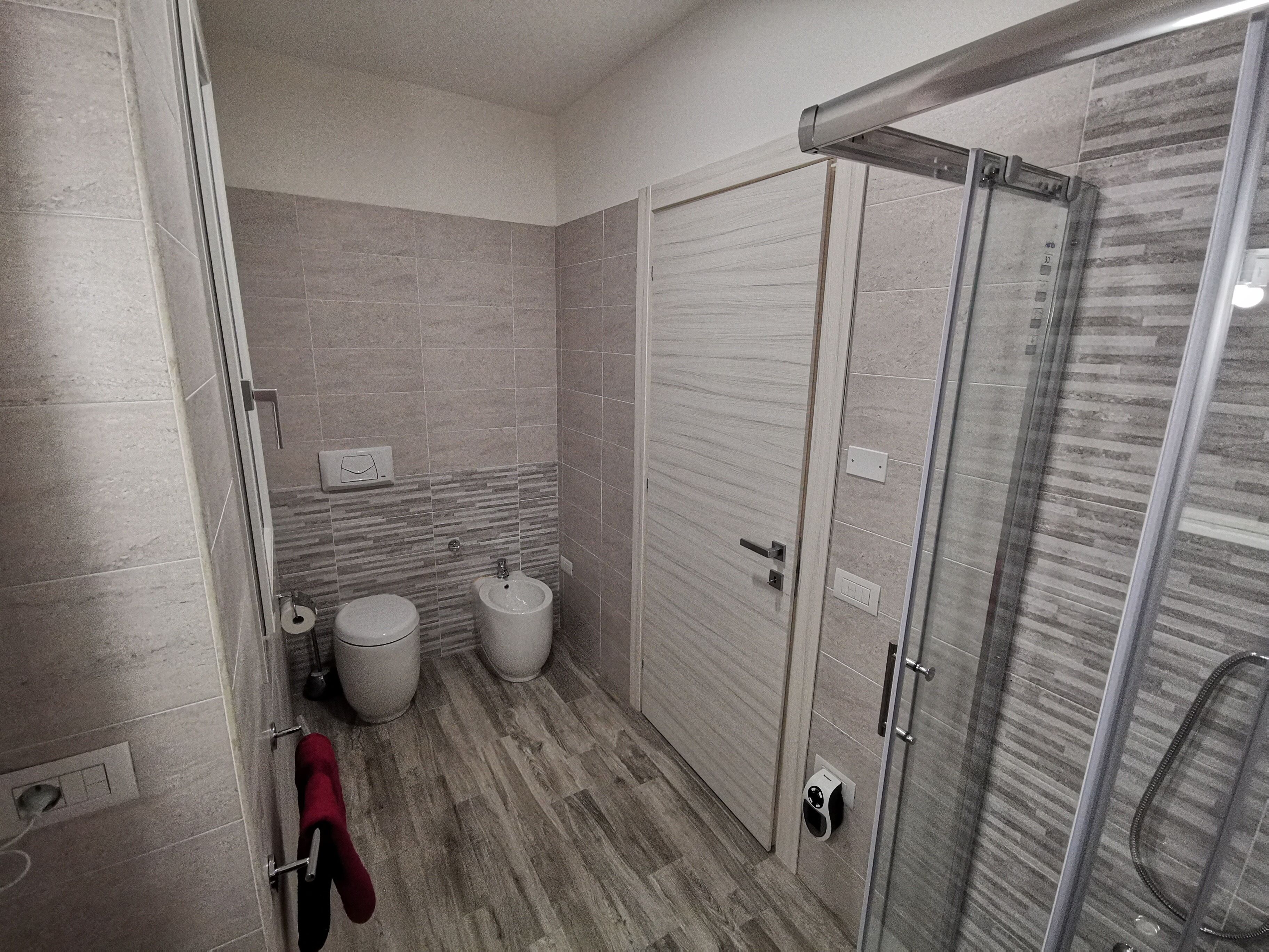 Haartrockner, Handtücher, Seife, Shampoo