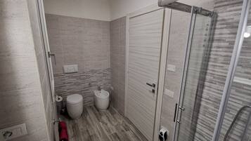 Haartrockner, HandtĂŒcher, Seife, Shampoo