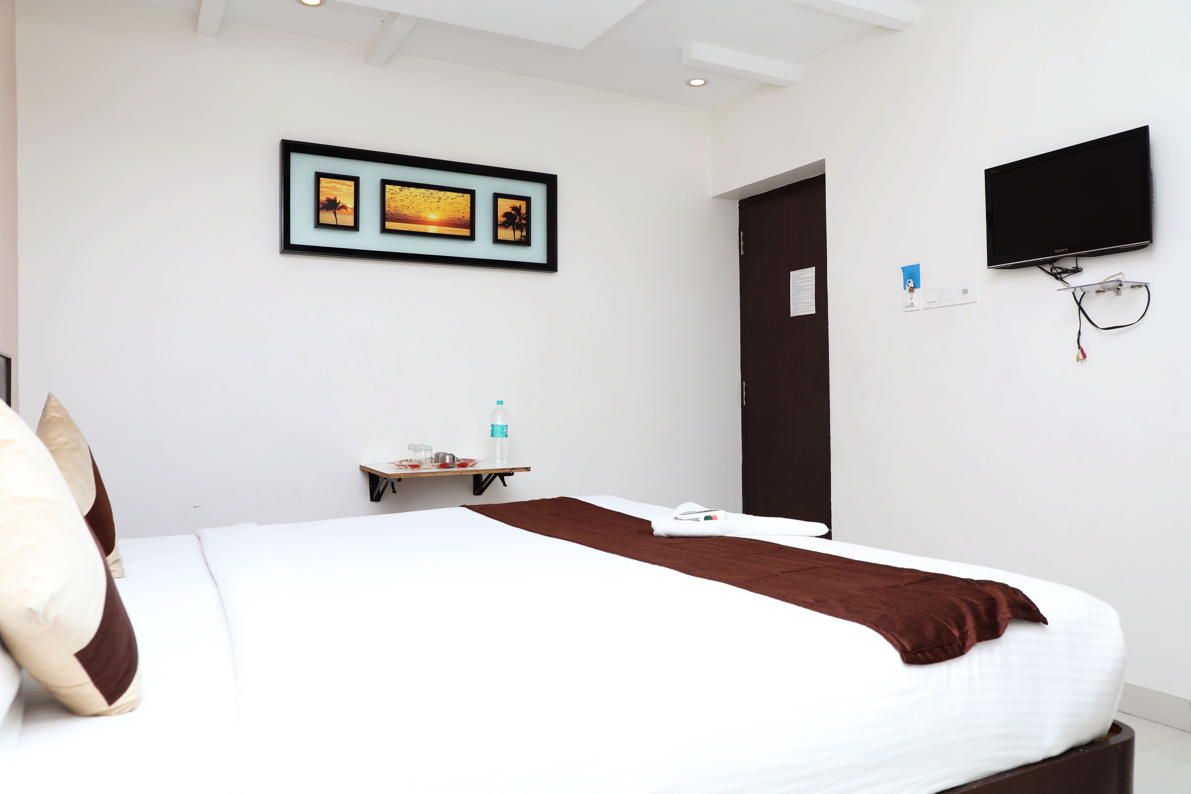 deluxe double room, 1 double bed | premium bedding, in-room safe, desk, iron/ironing board