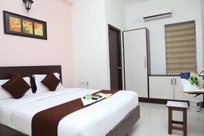 Deluxe Double Room, 1 Double Bed | Premium bedding, in-room safe, desk, iron/ironing board