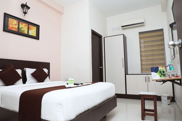 Deluxe Double Room, 1 Double Bed | Premium bedding, in-room safe, desk, iron/ironing board
