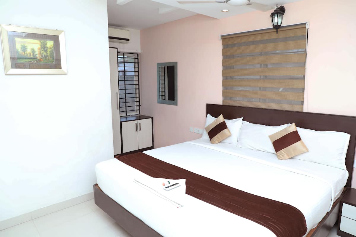 deluxe double room, 1 double bed | premium bedding, in-room safe, desk, iron/ironing board