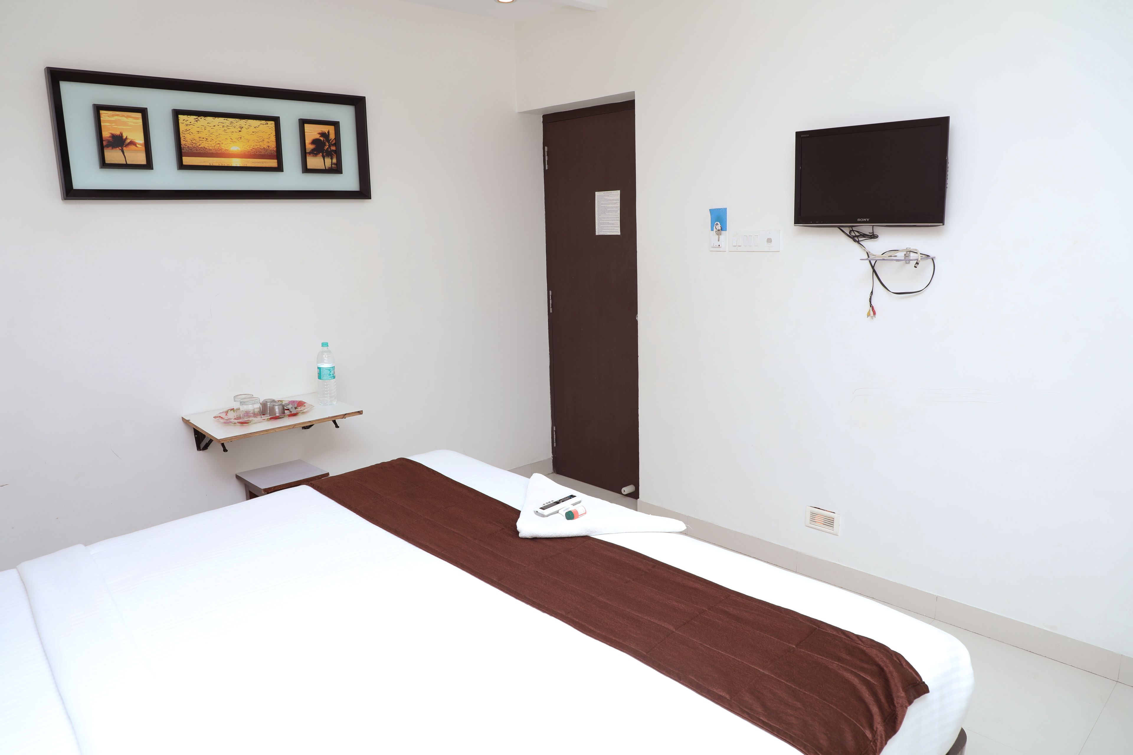 deluxe double room, 1 double bed | premium bedding, in-room safe, desk, iron/ironing board