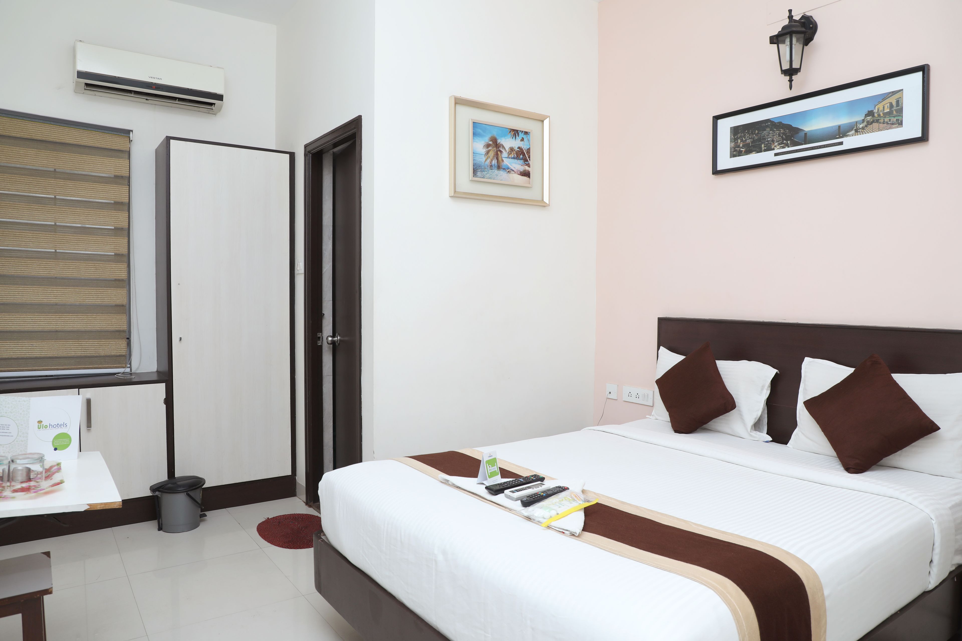 deluxe double room, 1 double bed | premium bedding, in-room safe, desk, iron/ironing board