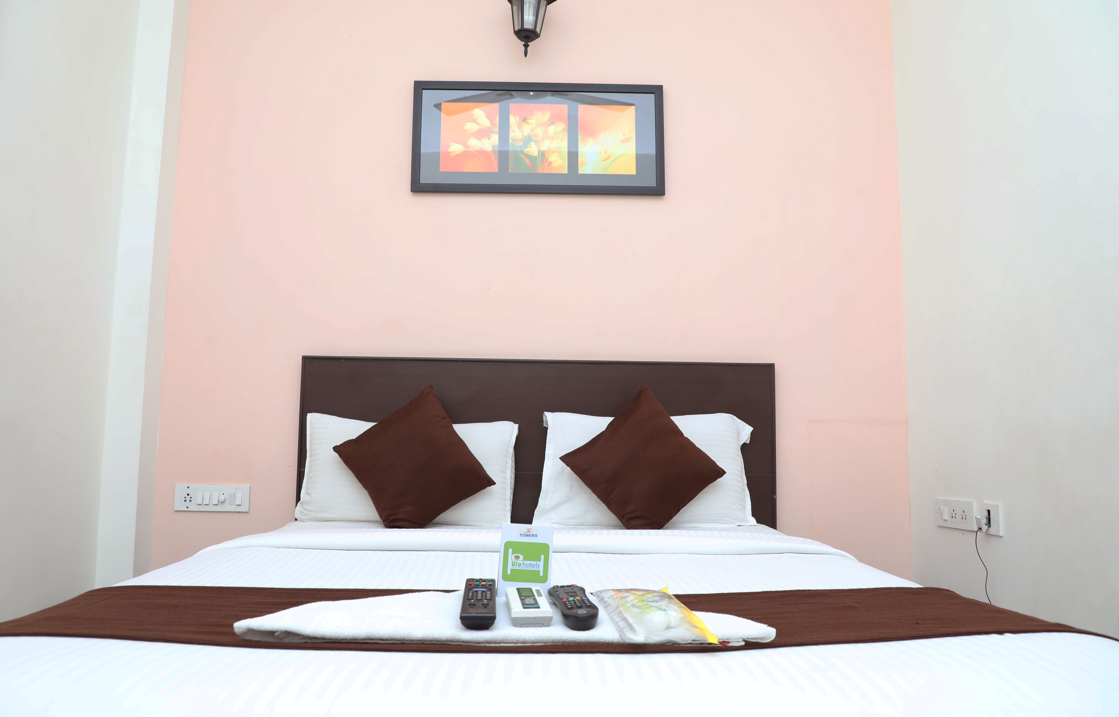 deluxe double room, 1 double bed | premium bedding, in-room safe, desk, iron/ironing board