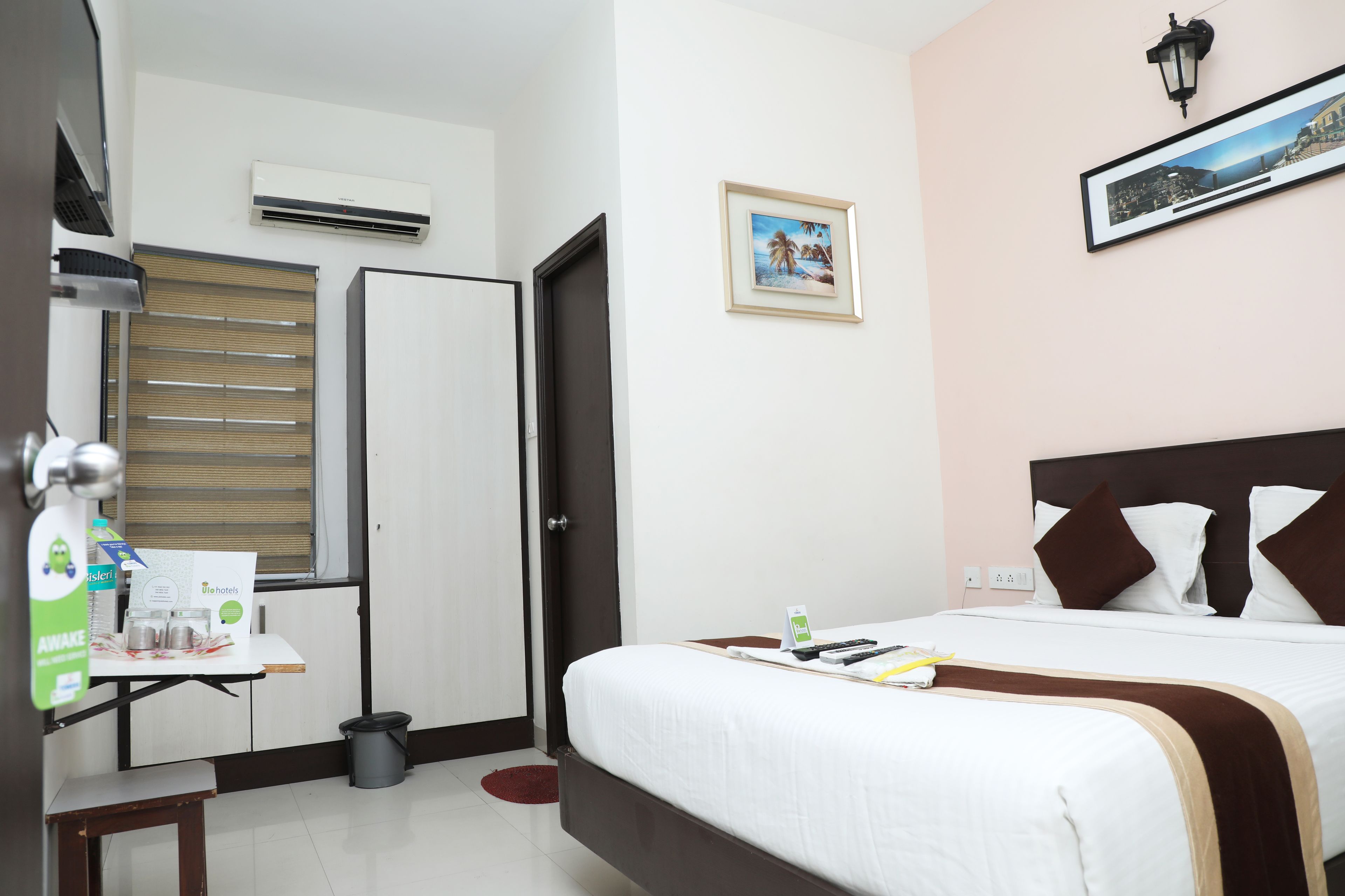 deluxe double room, 1 double bed | premium bedding, in-room safe, desk, iron/ironing board