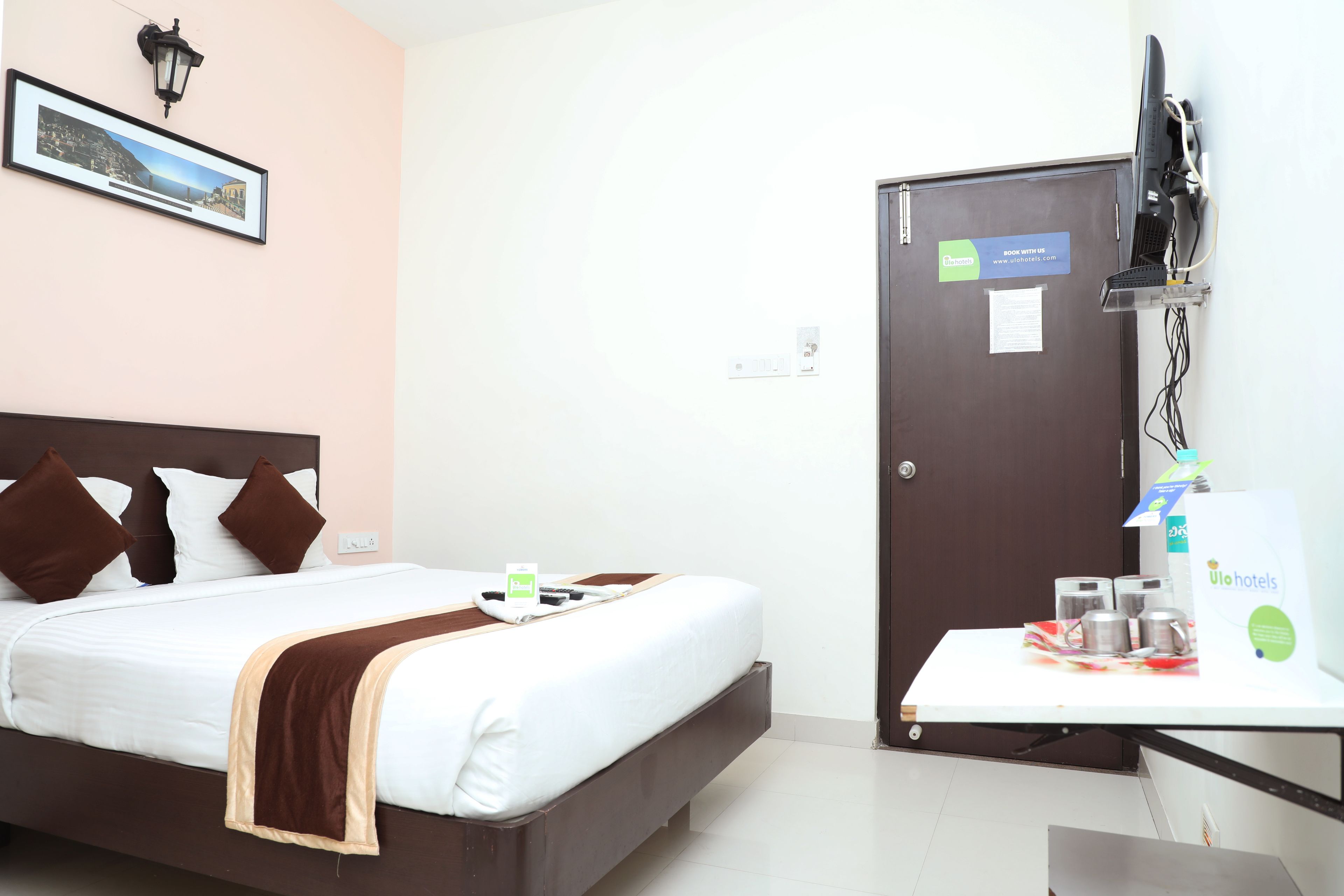 deluxe double room, 1 double bed | premium bedding, in-room safe, desk, iron/ironing board