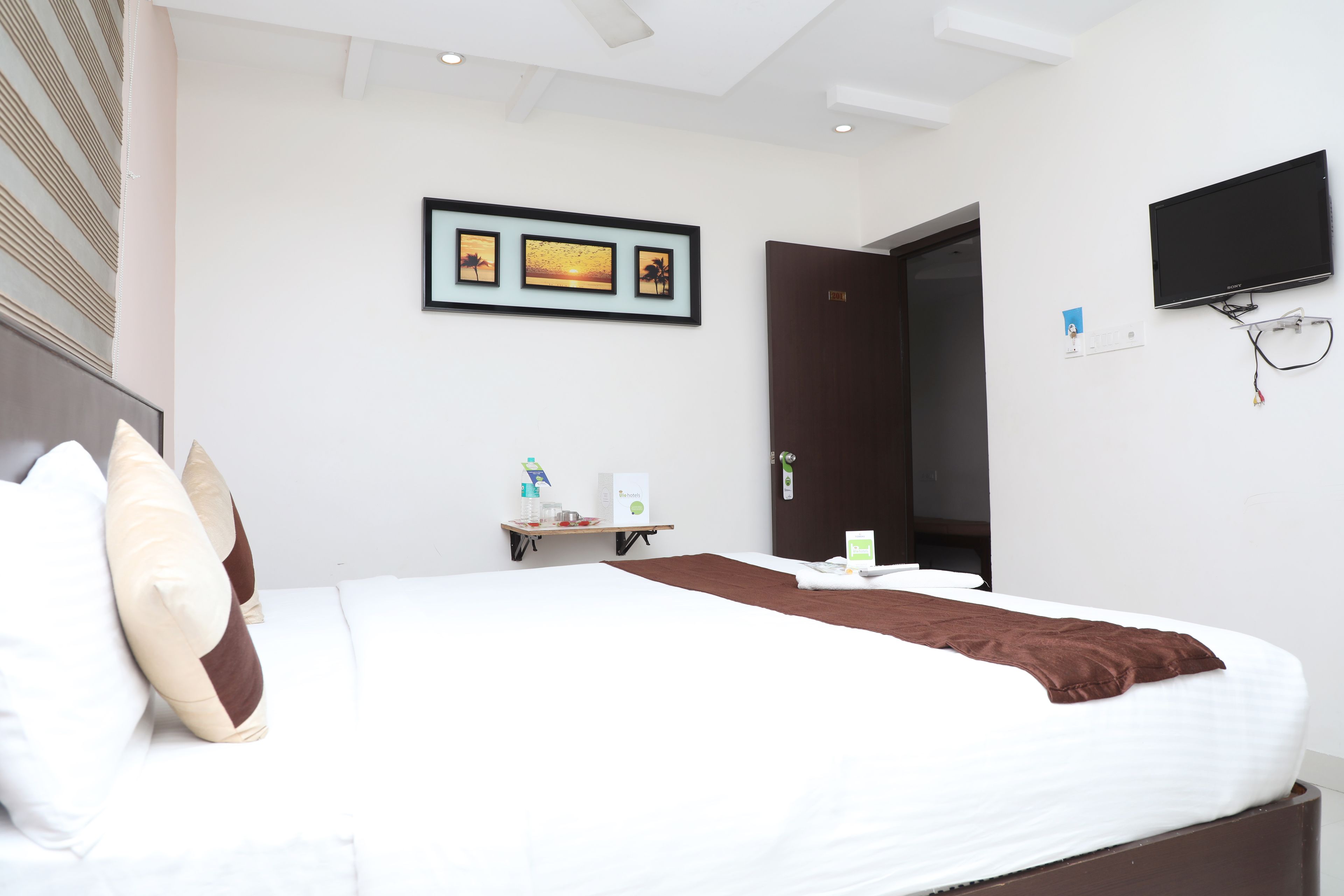deluxe double room, 1 double bed | premium bedding, in-room safe, desk, iron/ironing board