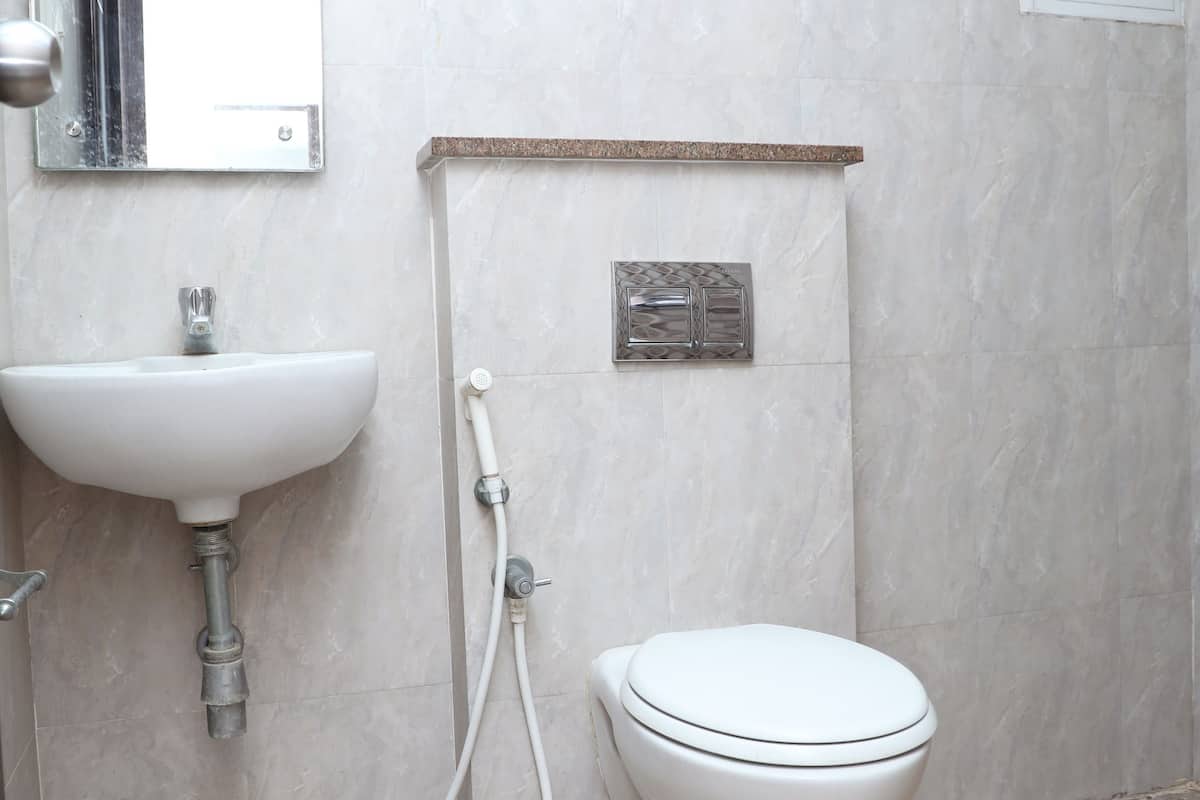 shower, free toiletries, towels