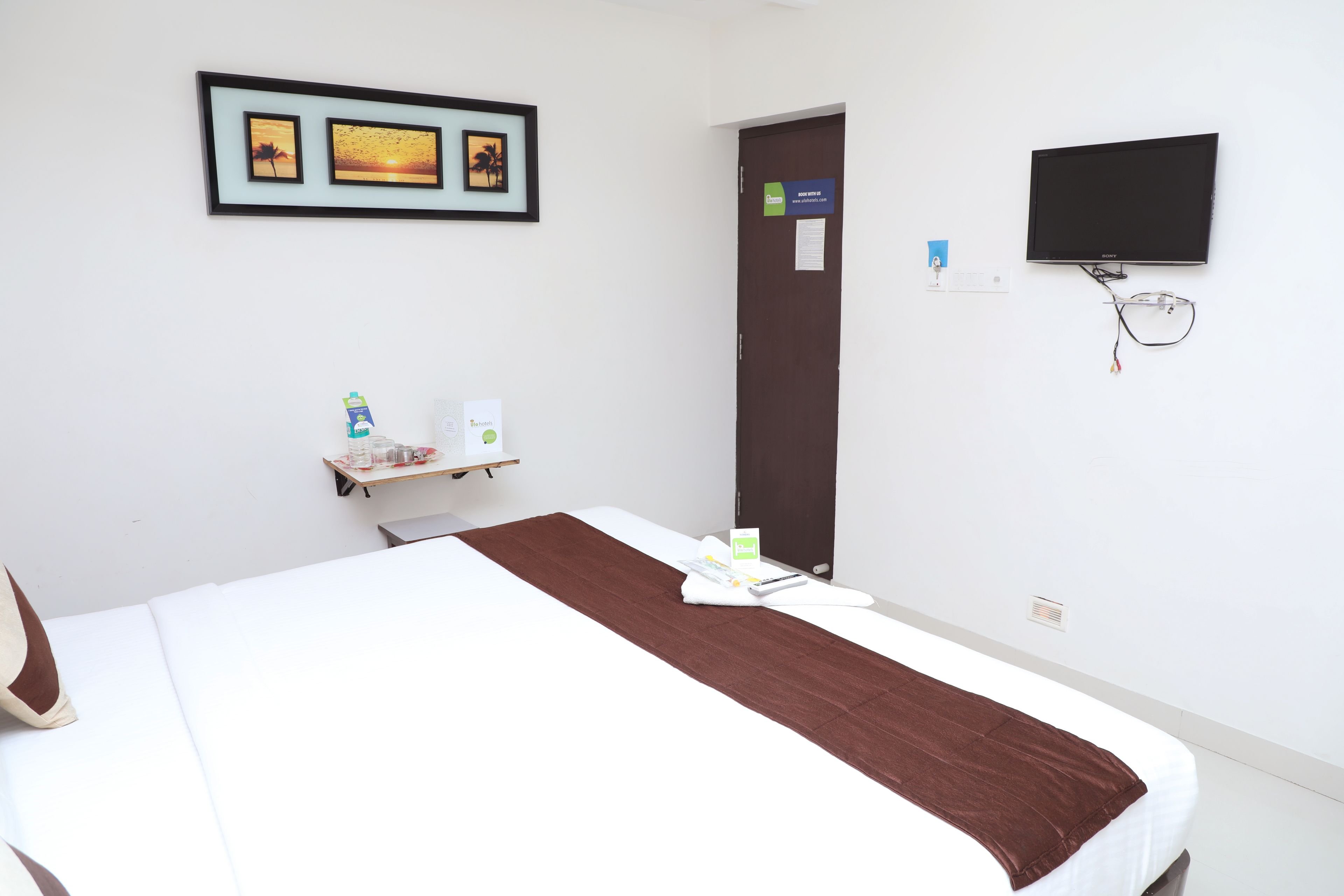deluxe double room, 1 double bed | premium bedding, in-room safe, desk, iron/ironing board