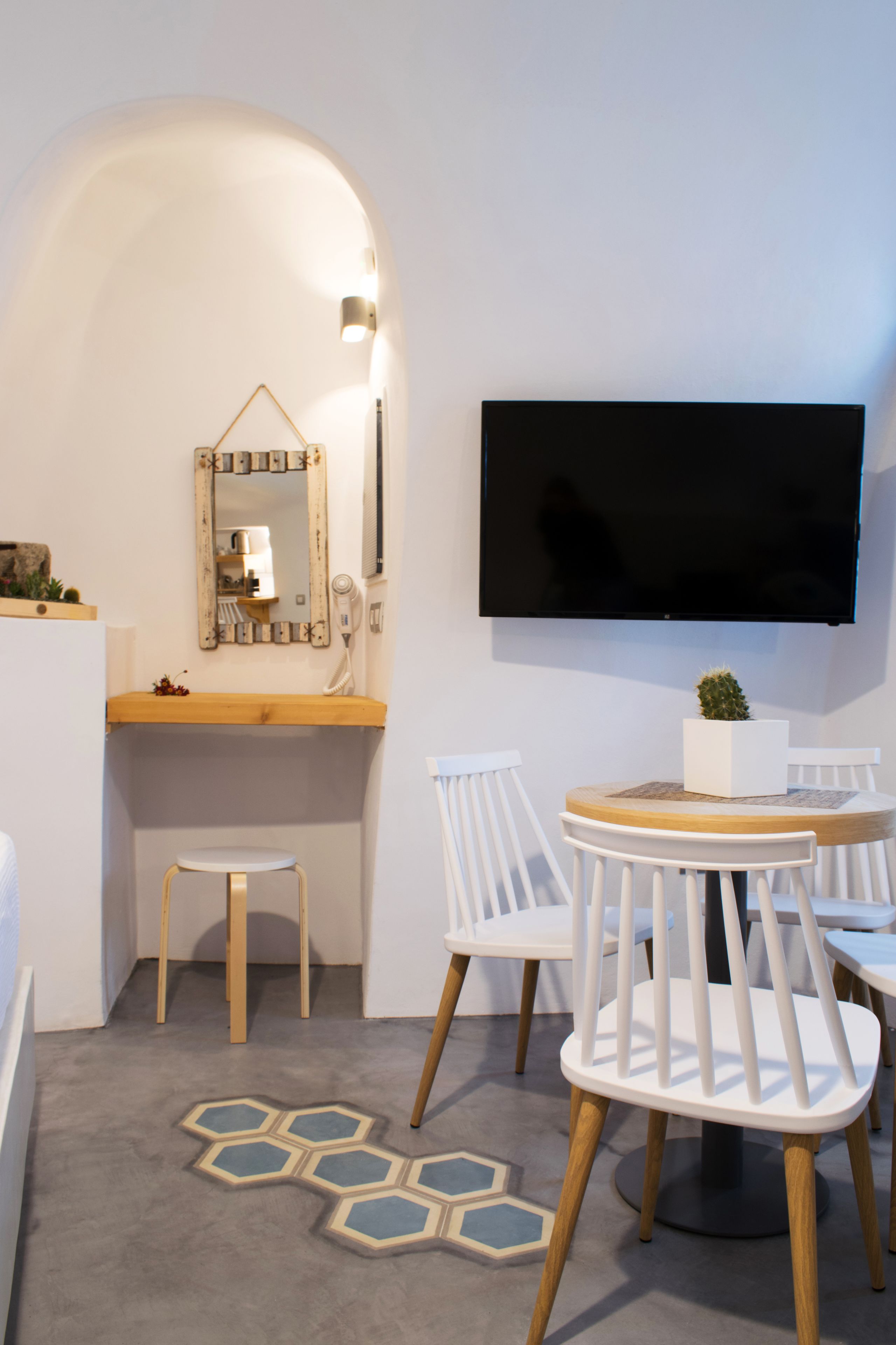 Hus, 1 dobbeltseng med sovesofa, massasjebadekar (Canava) | Oppholdsområde | En 55-tommers Flatskjerm-TV med Parabol-TV samt smart-TV og Netflix