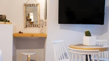 Hus, 1 dobbeltseng med sovesofa, massasjebadekar (Canava) | Oppholdsområde | En 55-tommers Flatskjerm-TV med Parabol-TV samt smart-TV og Netflix