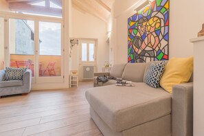 Huoneisto, 2 makuuhuonetta | Oleskelualue | Televisio