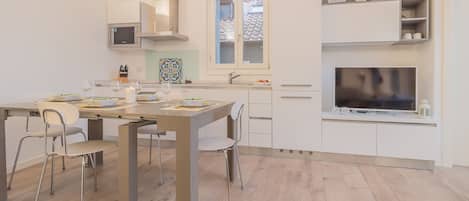Appartement, 2 chambres | Cuisine privée | Réfrigérateur, four à micro-ondes, un four, surface de cuisson