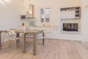 Apartament, 2 dormitoris | Cuina privada | Frigorífic, microones, forn i placa de cuina 