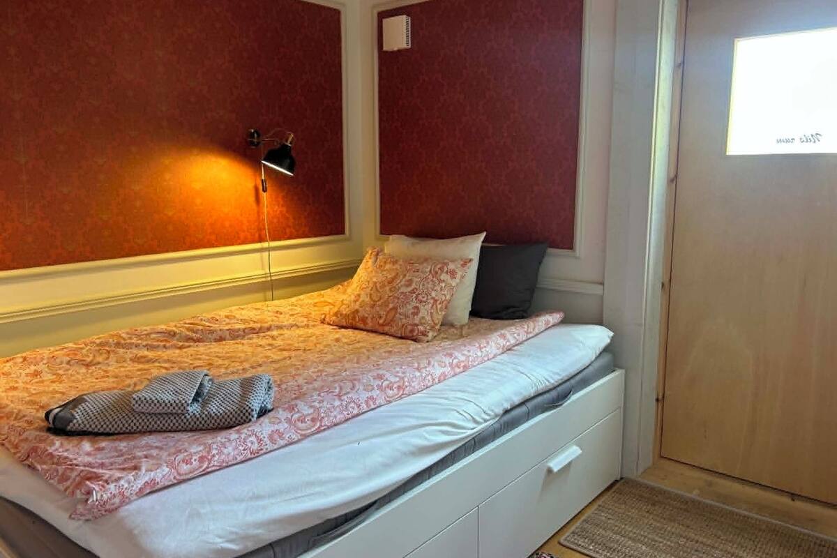 Chambre économique, salle de bains commune | Rideaux d’obscurcissement, accès au Wi-Fi (inclus), literie fournie