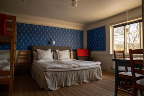 Habitación familiar, baño privado | Cortinas blackout y ropa de cama 