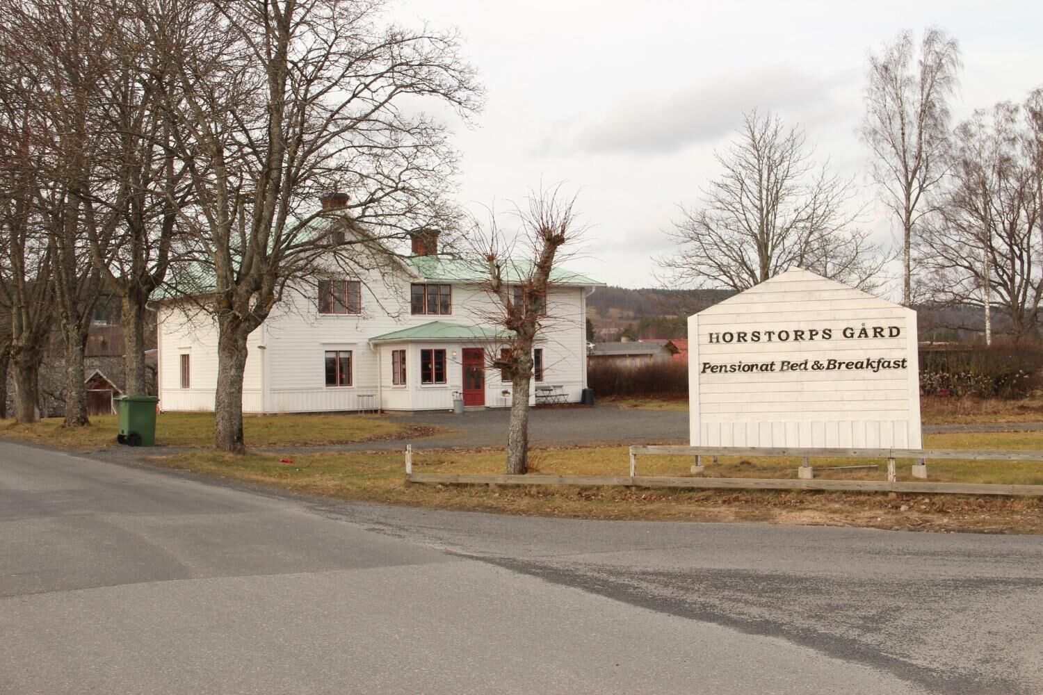 Un edificio blanco con techo verde, con la leyenda 'Horstorp Gård Pensionat Bed & Breakfast'.