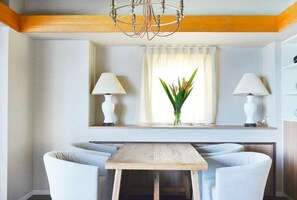 Quarto triplo executivo, vista para o mar (Winbell Room 801) | Opções para refeição no quarto