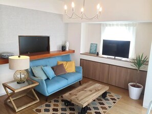 Quarto triplo luxo, vista para o mar (Winbell Room 209) | Área de estar | TV de tela plana