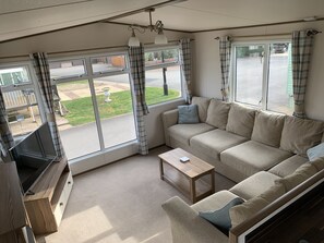 Smart TV, fireplace, DVD player, stereo - Family & Pet Friendly Park Home in in Stratford upon Avon near to the Cotswolds (Stratford-upon-Avon)