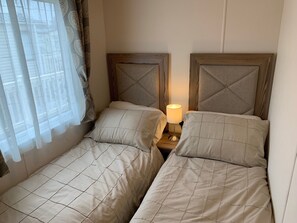 2 bedrooms, iron/ironing board, free WiFi - Family & Pet Friendly Park Home in in Stratford upon Avon near to the Cotswolds (Stratford-upon-Avon)