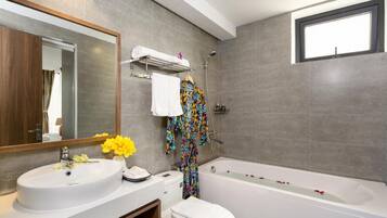 Suíte estúdio superluxo, banheira (with) | Banheiro | Produtos de toalete biodegradáveis, secador de cabelo, chinelos, bidê