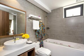 Suite with Bathtub | Bathroom | Eco-friendly toiletries, hair dryer, slippers, bidet