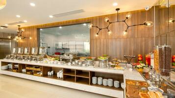 Aamiainen, lounas ja illallinen; paikallinen ja kansainvälinen keittiö