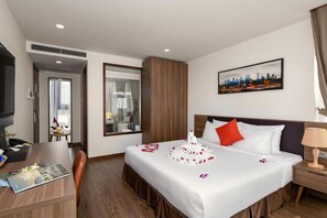 Luxury-Studiosuite, Badewanne (with) | Minibar, Zimmersafe, Schreibtisch, laptopgeeigneter Arbeitsplatz