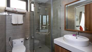 Miljøvenlige toiletartikler, hårtørrer, hjemmesko, bidet