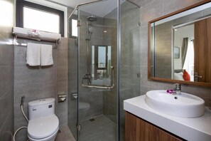 Artículos de tocador ecológicos, secador de pelo, pantuflas, bidet