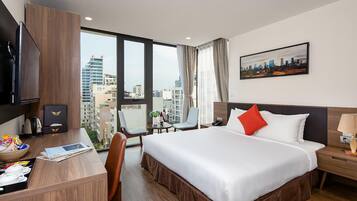 Kahden hengen deluxe-huone | Minibaari, tallelokero huoneessa, työpöytä