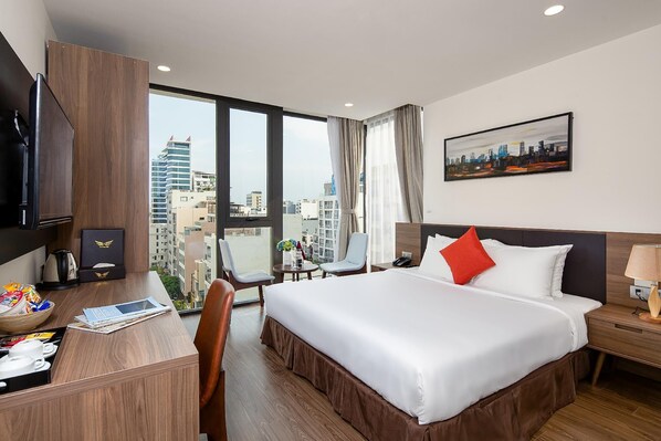 Minibar, caja de seguridad en la habitación y escritorio 