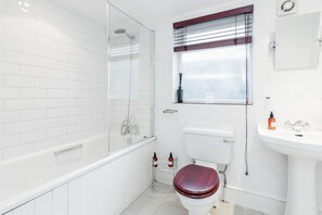 Bathroom - Bright Welcoming Apartment With Terrace, Fulham 3 bed (London)